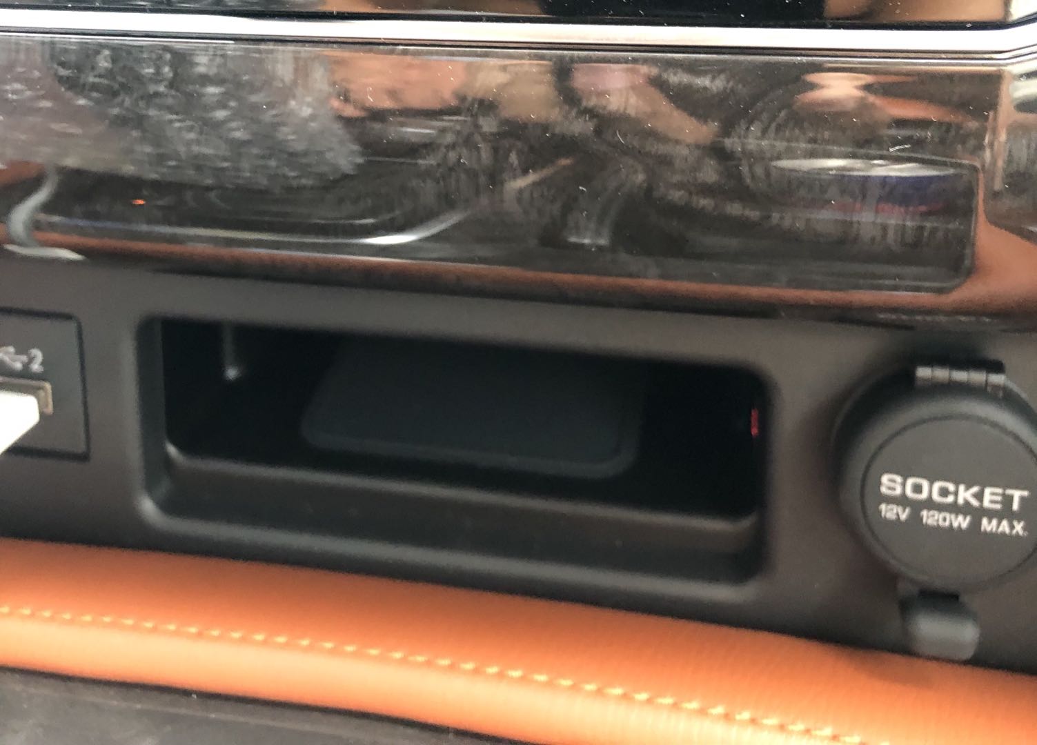 33139 Nissan Patrol Wireless charger for 2020